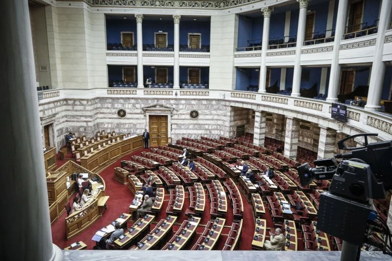 Απόφαση-σκάνδαλο: Η Βουλή δίνει 5 εκατομμύρια για τους πρόσφυγες